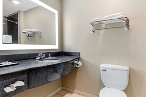 Tina con regadera, amenidades de baño gratuitas, secadora de cabello