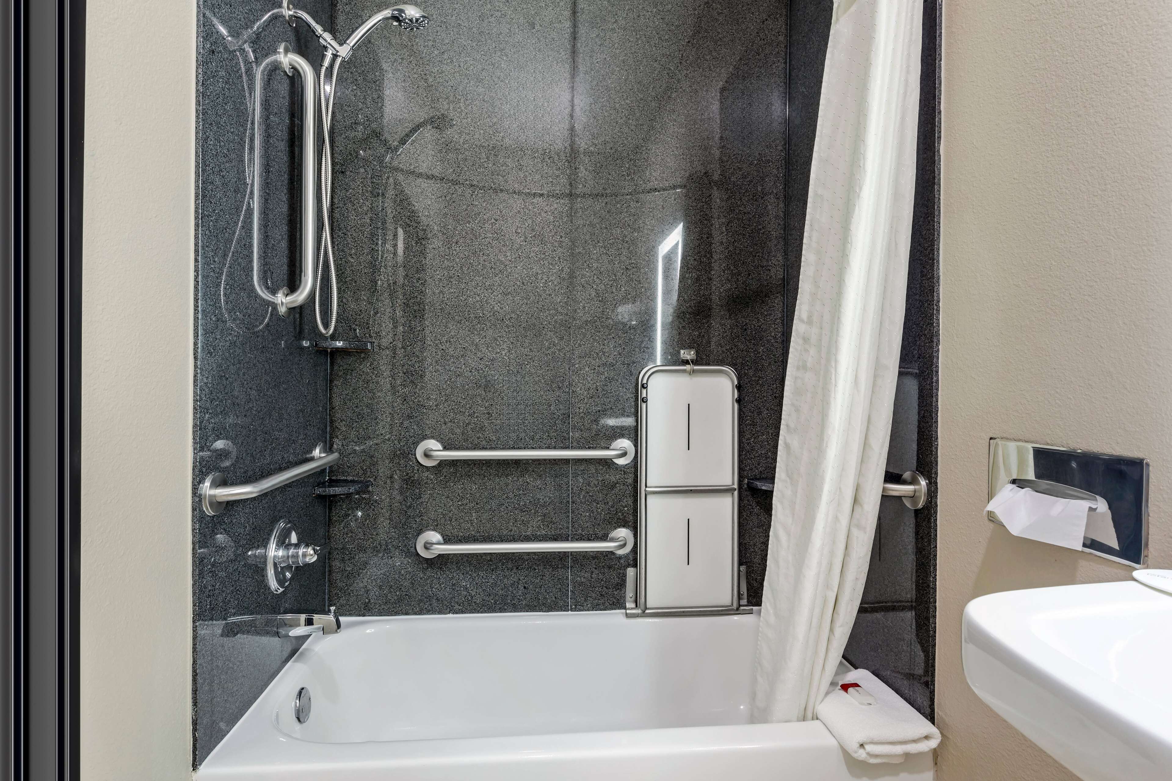 room, 2 queen beds, accessible, non smoking (mobility,hearing,tub w/grab bars) | accessible bathroom