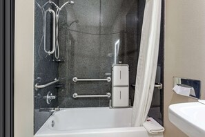 Kamar, 2 Tempat Tidur Queen, akses difabel, Bebas Asap Rokok (Mobility,Hearing,Tub w/Grab Bars) | Kamar mandi difabel