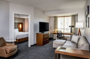Suite, 1 Bedroom (Mobility/Hearing Access, Roll-in Shwr) | Premium bedding, pillowtop beds, desk, laptop workspace