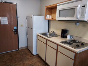 Lemari es, microwave, kompor, dan mesin pembuat kopi/teh