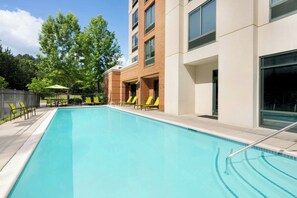 Una piscina al aire libre de temporada