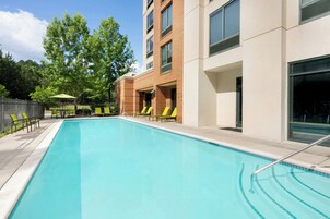 Una piscina al aire libre de temporada