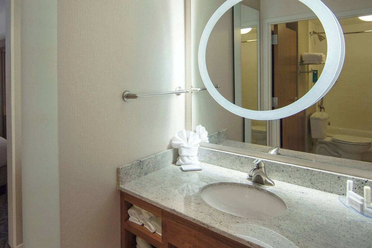 studio, 2 queen beds, non smoking | bathroom | combined shower/bathtub, free toiletries, hair dryer, towels