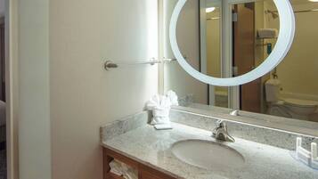 Combined shower/bathtub, free toiletries, hair dryer, towels