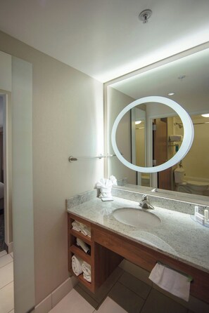 Combined shower/tub, free toiletries, hair dryer, towels - SpringHill Suites by Marriott Athens West (Athens)