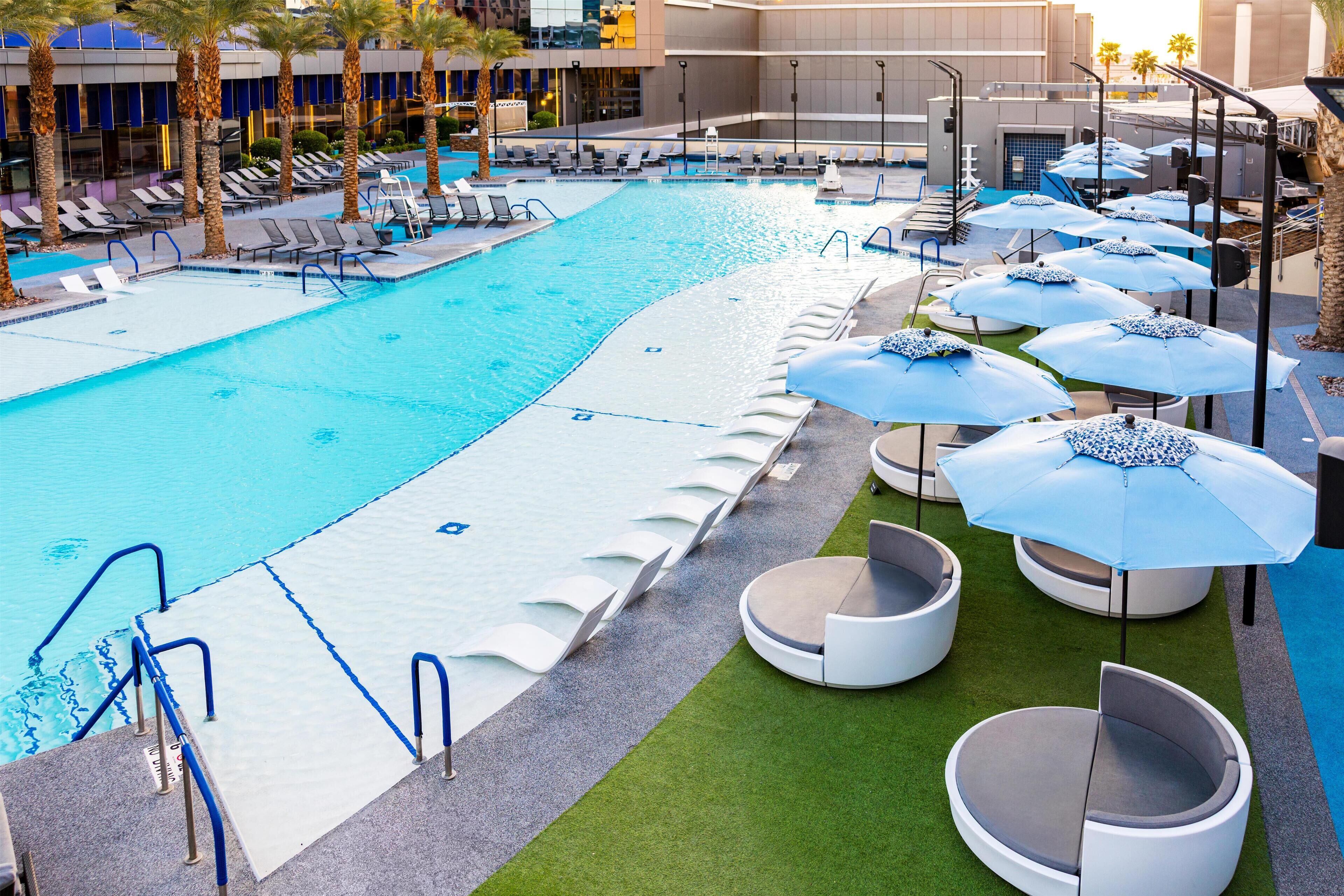 حمّام سباحة خارجي موسمي، كبائن (بتكلفة إضافية)، مظلات على حمّام السباحة