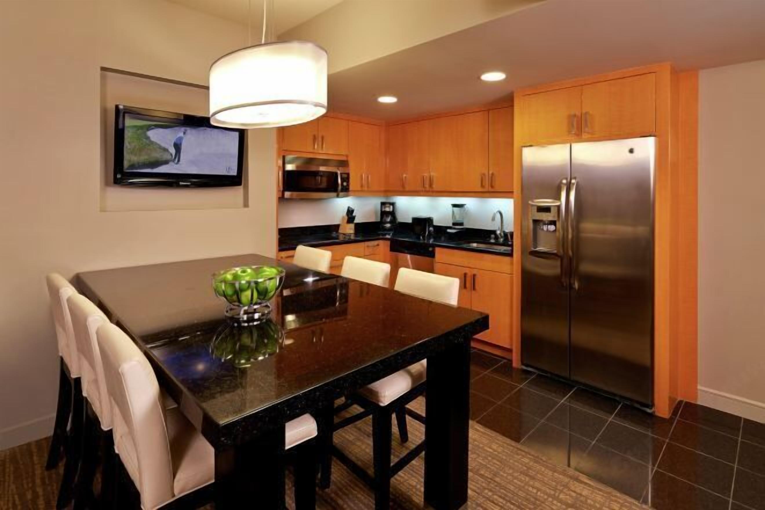 Private kitchen | Mini-fridge, microwave, coffee/tea maker, toaster