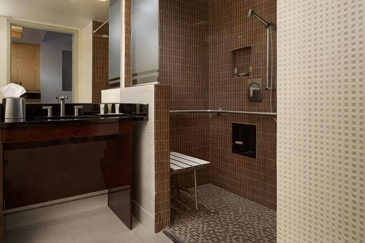 Designer toiletartikelen, een haardroger, handdoeken