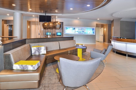 Lobby. SpringHill Suites by Marriott Fairfax Fair Oaks