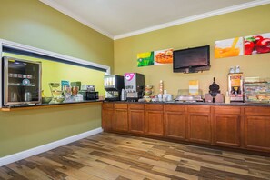 Free continental breakfast - Quality Inn DeRidder (DeRidder)