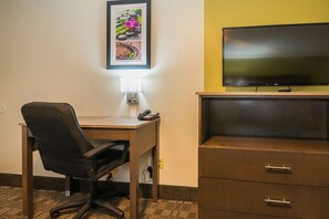 Desk, iron/ironing board, free WiFi, bed sheets - Quality Inn DeRidder (DeRidder)