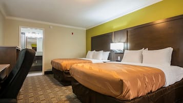 Escritorio, tabla de planchar con plancha, wifi gratis y ropa de cama