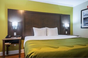 Habitación estándar, 1 cama King size, para no fumadores | Escritorio, tabla de planchar con plancha, wifi gratis y ropa de cama 