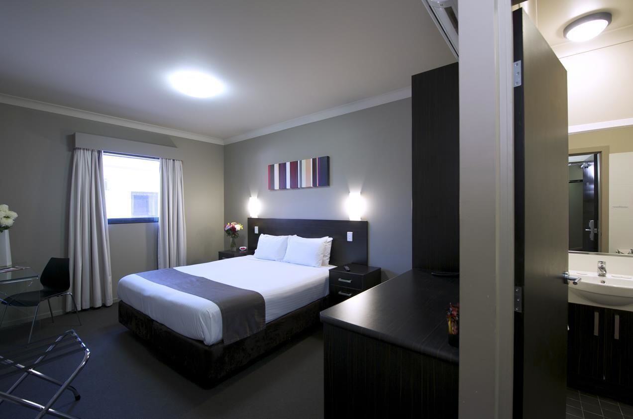 房內夾萬、書桌、熨斗/熨衫板、免費嬰兒床