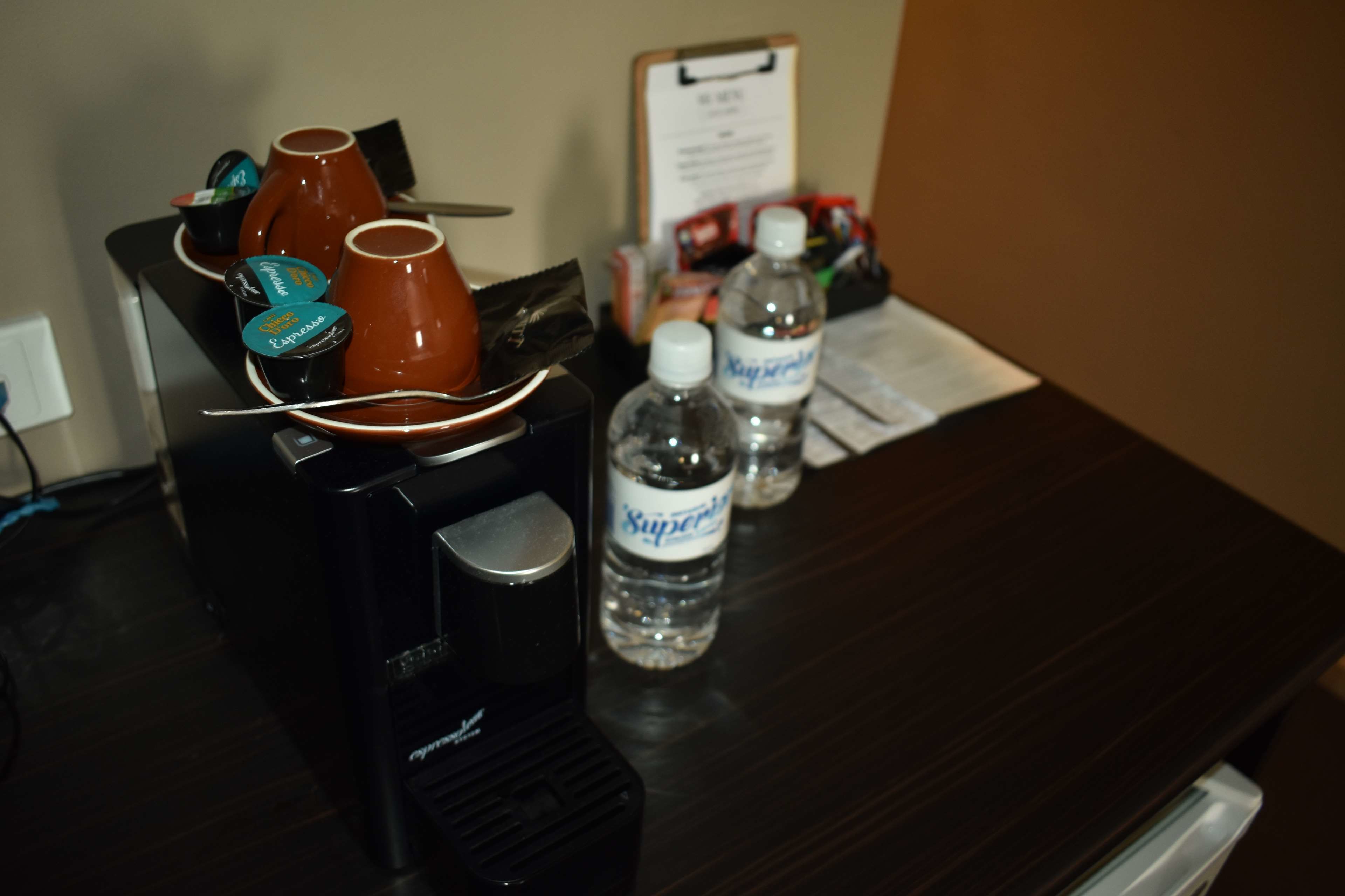 deluxe room, 1 queen bed, non smoking | 1 bedroom, in-room safe, desk, iron/ironing board