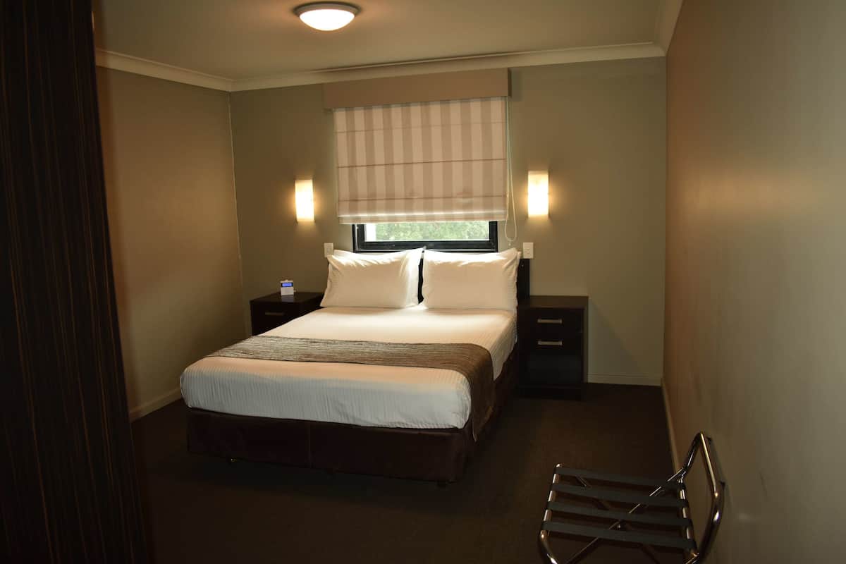 standard room, 1 queen bed, non smoking | 1 bedroom, in-room safe, desk, iron/ironing board