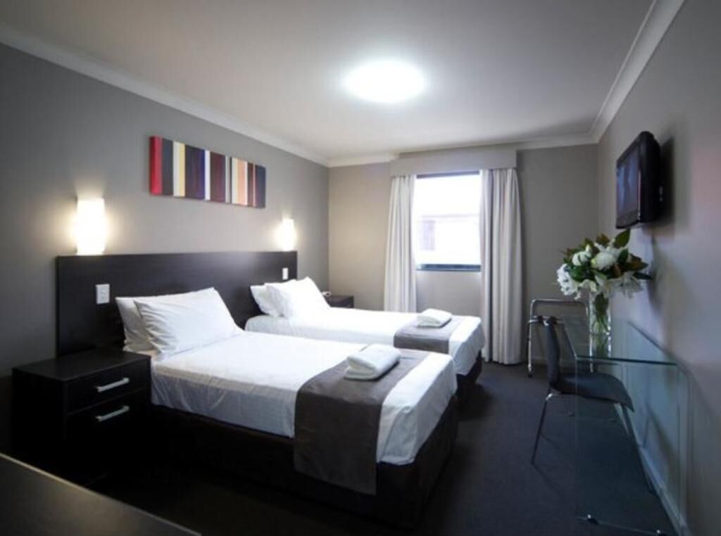 房內夾萬、書桌、熨斗/熨衫板、免費嬰兒床