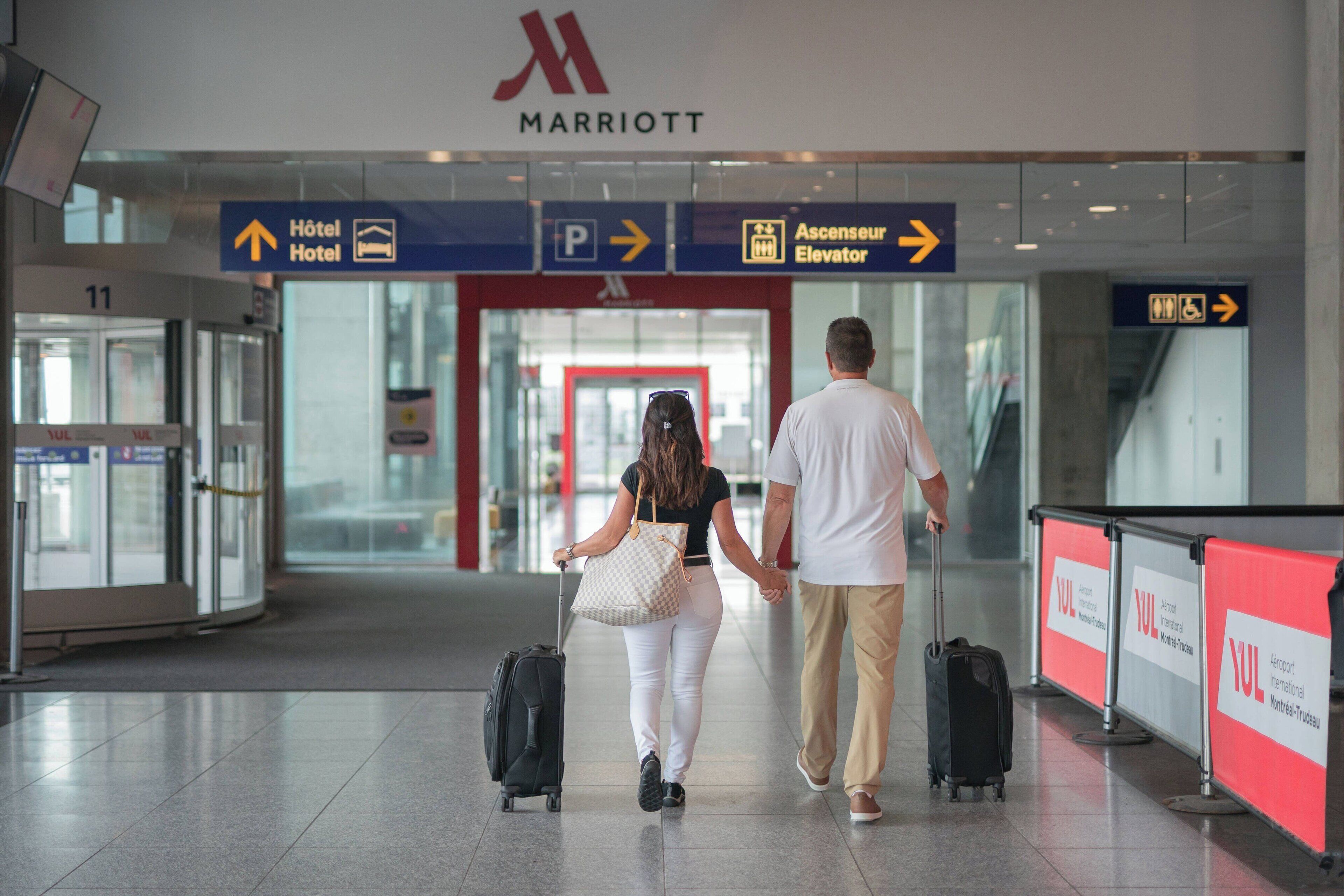 A Marriott hotel sign with directional arrows to the hotel, parking, and elevator.