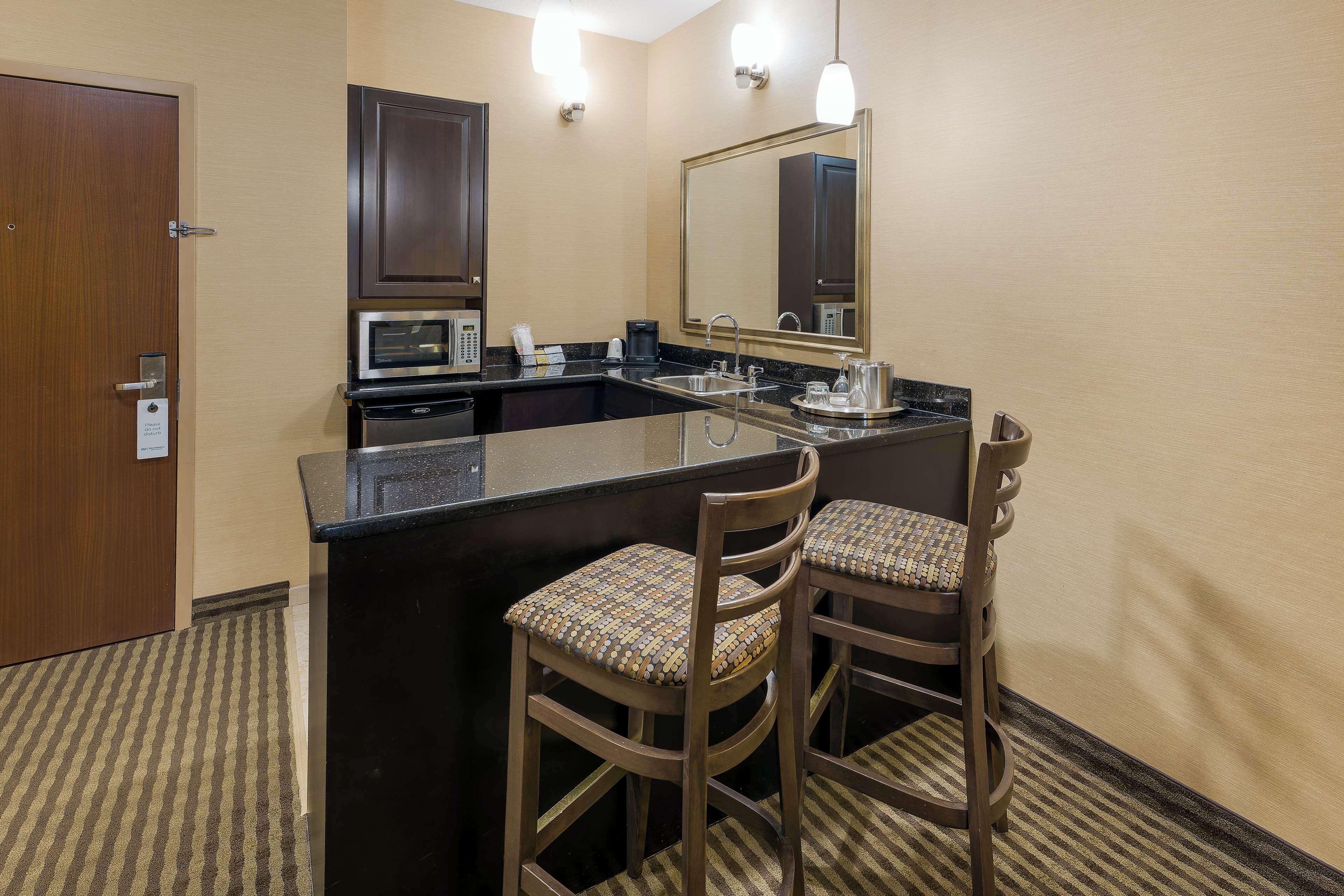 standard room, 1 king bed, non smoking | 1 bedroom, in-room safe, desk, laptop workspace