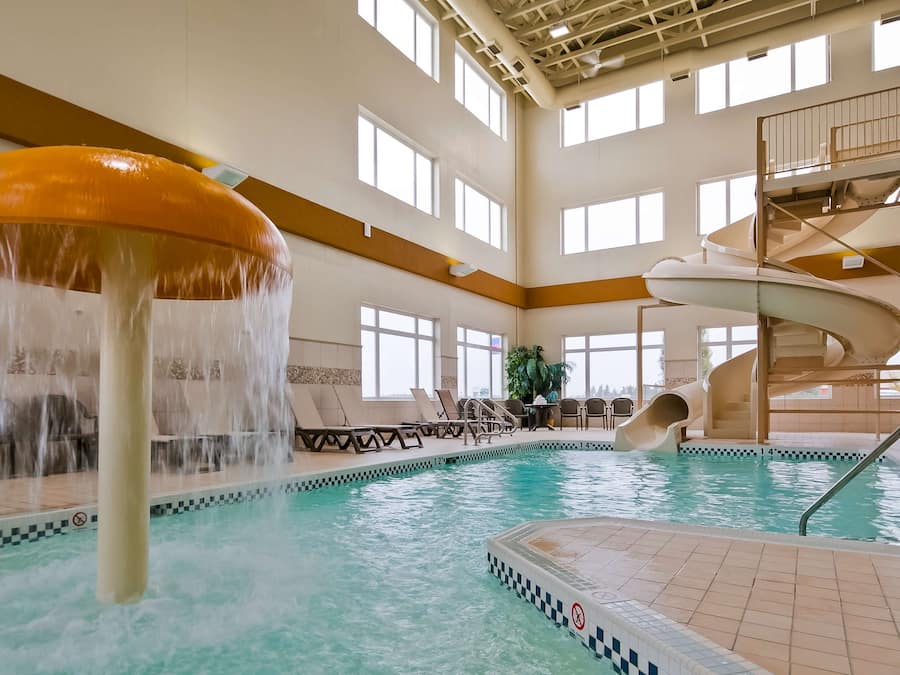 Innenpool, geöffnet von 08:00 Uhr bis 22:00 Uhr, Liegestühle