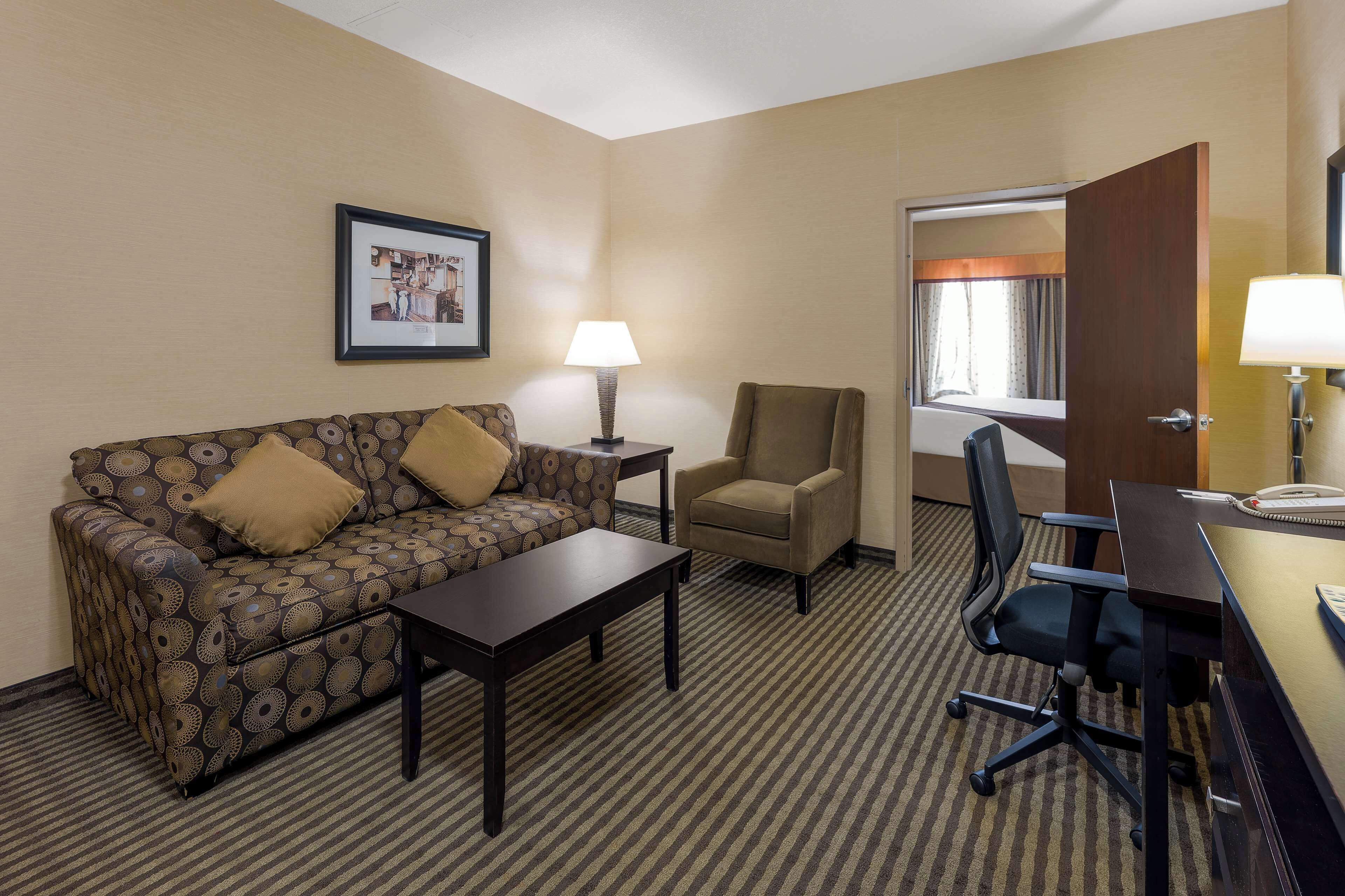 standard room, 1 king bed, non smoking, refrigerator & microwave (walk-in shower;with sofabed) | 1 bedroom, in-room safe, desk, laptop workspace