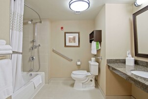 Un baño con ducha, inodoro y lavabo.
