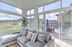 42-Zoll-Fernseher mit Kabelempfang, Kamin, Pay-TV