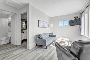 Sistema de insonorización, wifi gratis, ropa de cama y despertador 