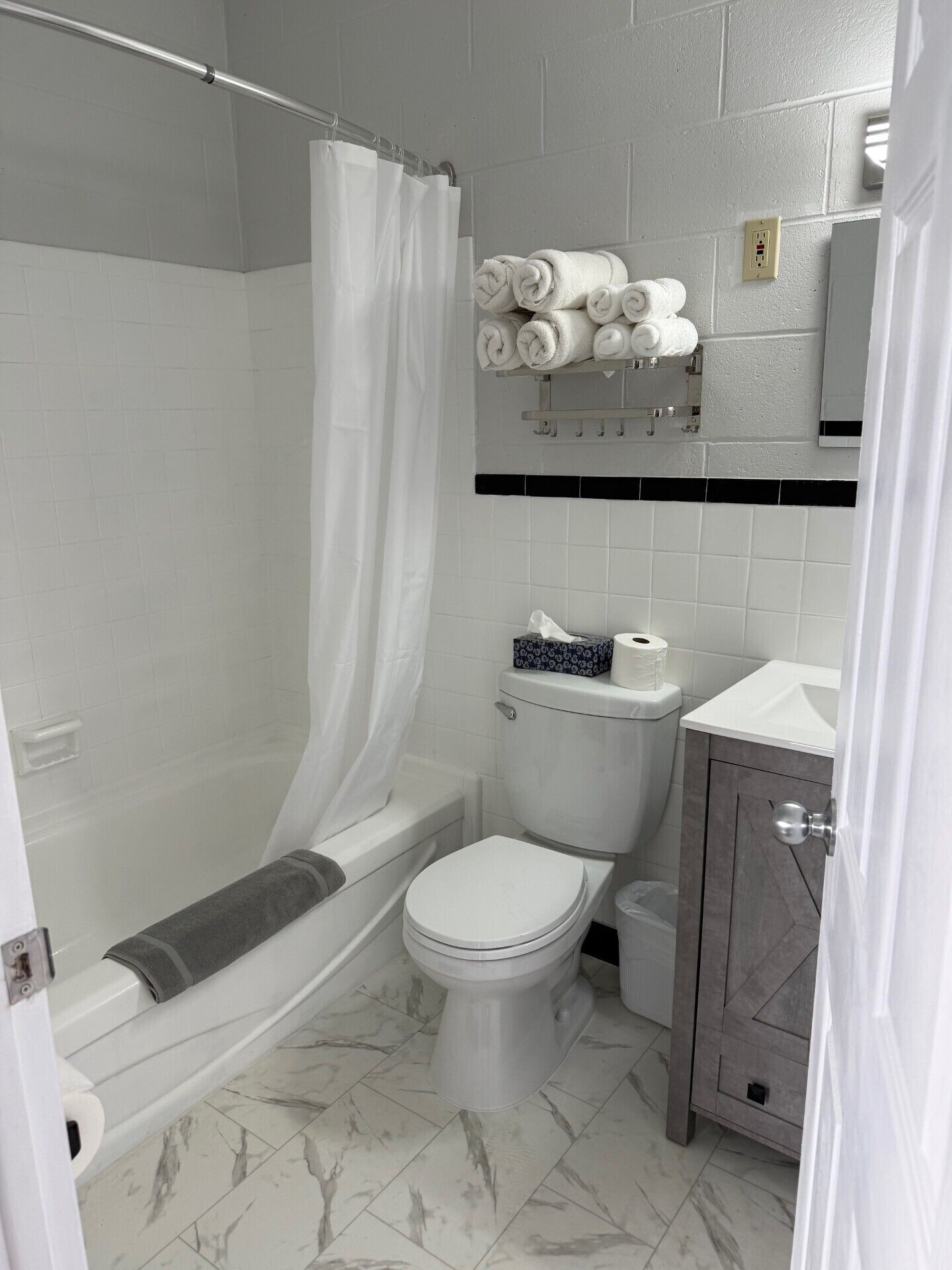 Un baño con ducha, inodoro y lavamanos.