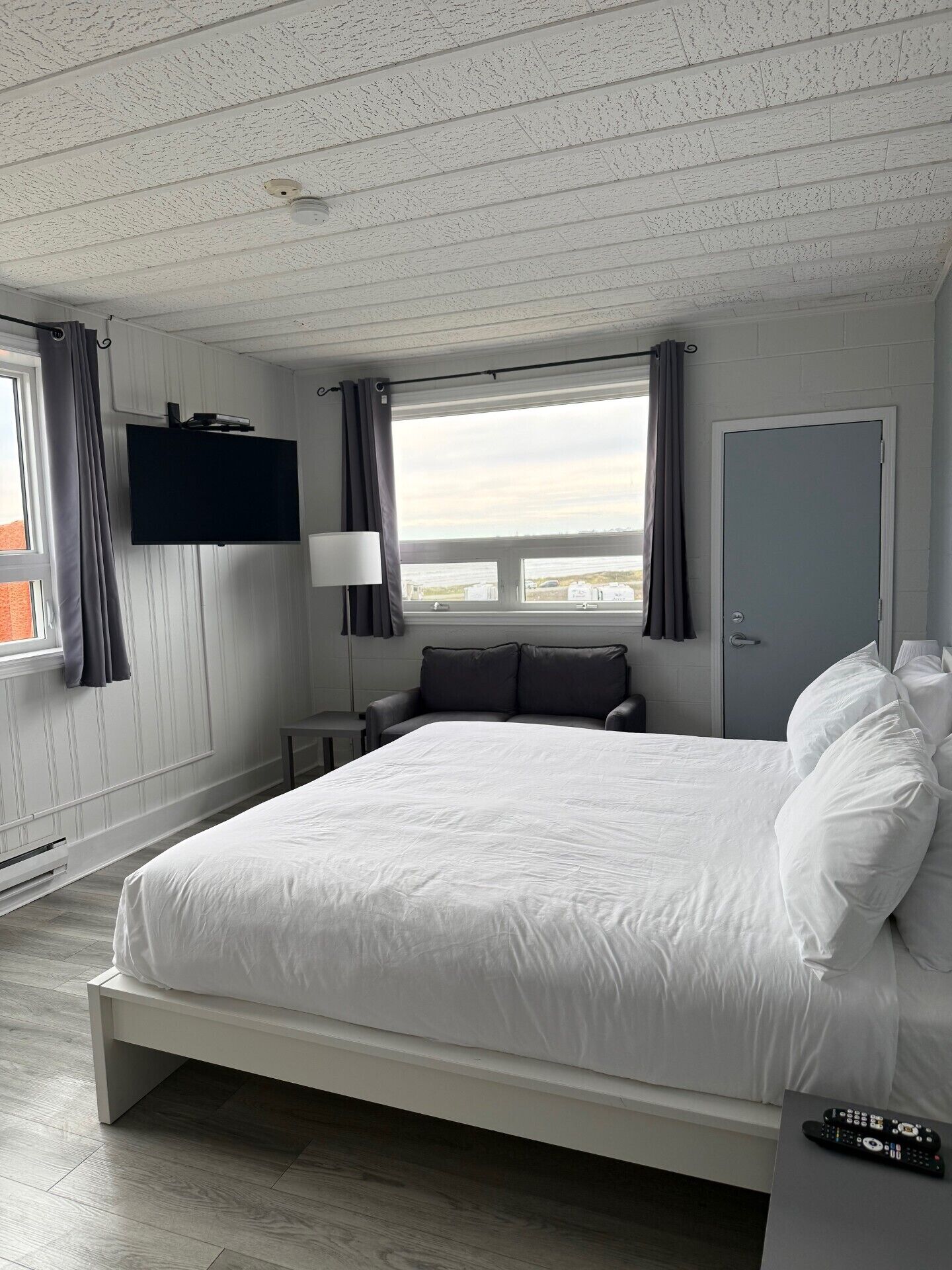 Standard Room, 1 King Bed | Soundproofing, free WiFi, bed sheets, alarm clocks
