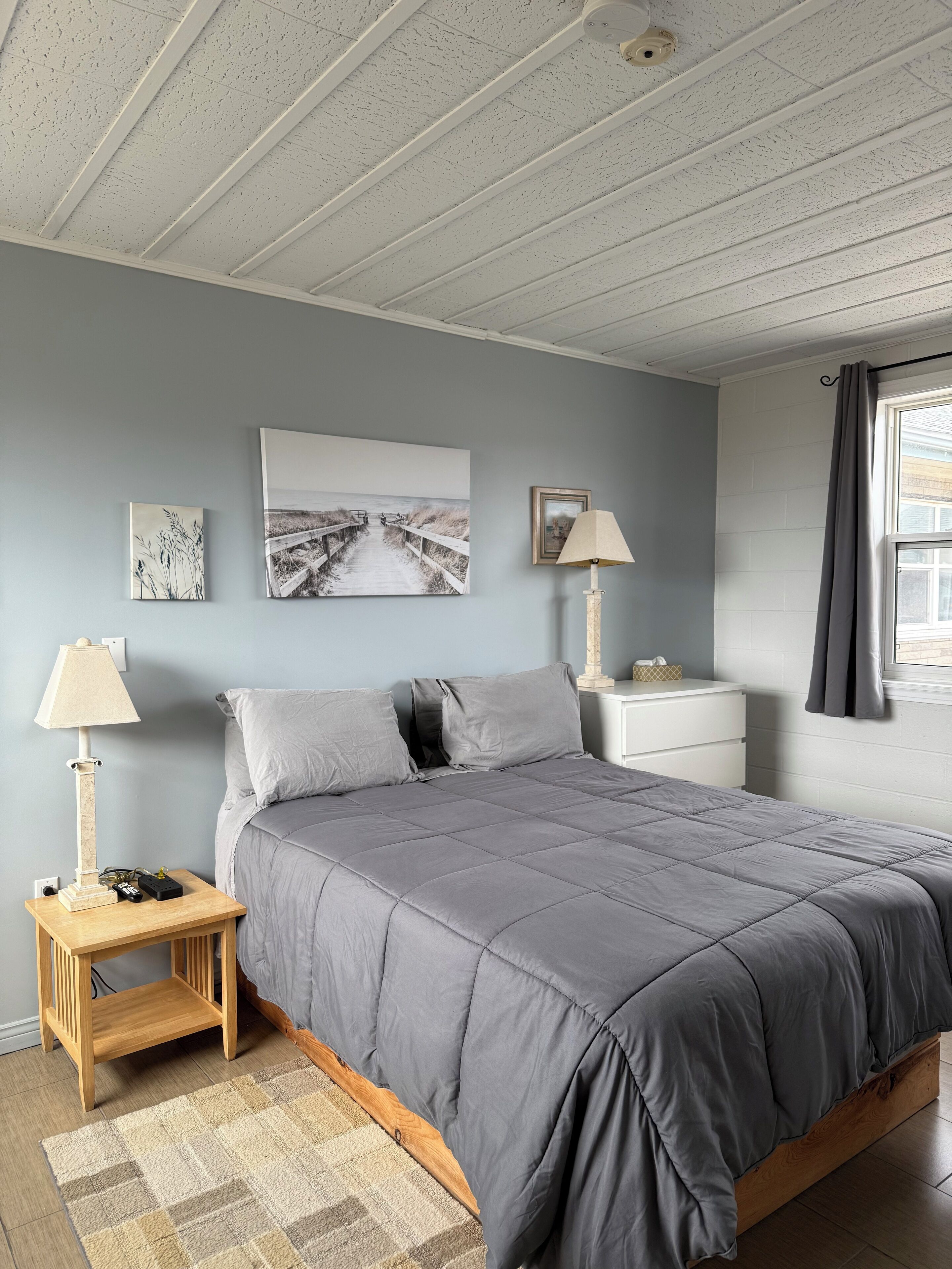 Standard Room, 1 Queen Bed | Soundproofing, free WiFi, bed sheets, alarm clocks