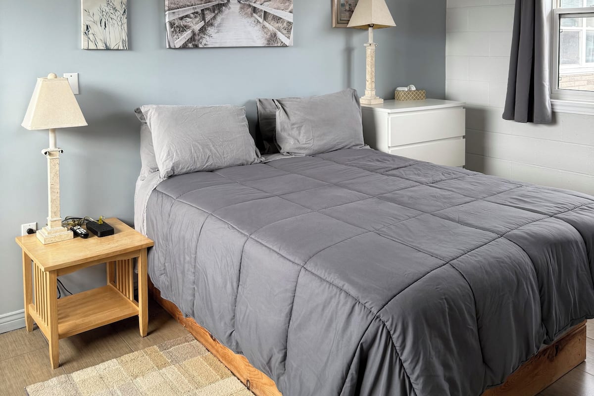 Standardzimmer, 1 Queen-Bett | Schallisolierte Zimmer, kostenloses WLAN, Wecker, Bettwäsche
