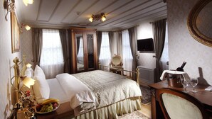 Triple Room with Extra Bed | 高档床上用品、加厚床垫、迷你吧、客房内保险箱