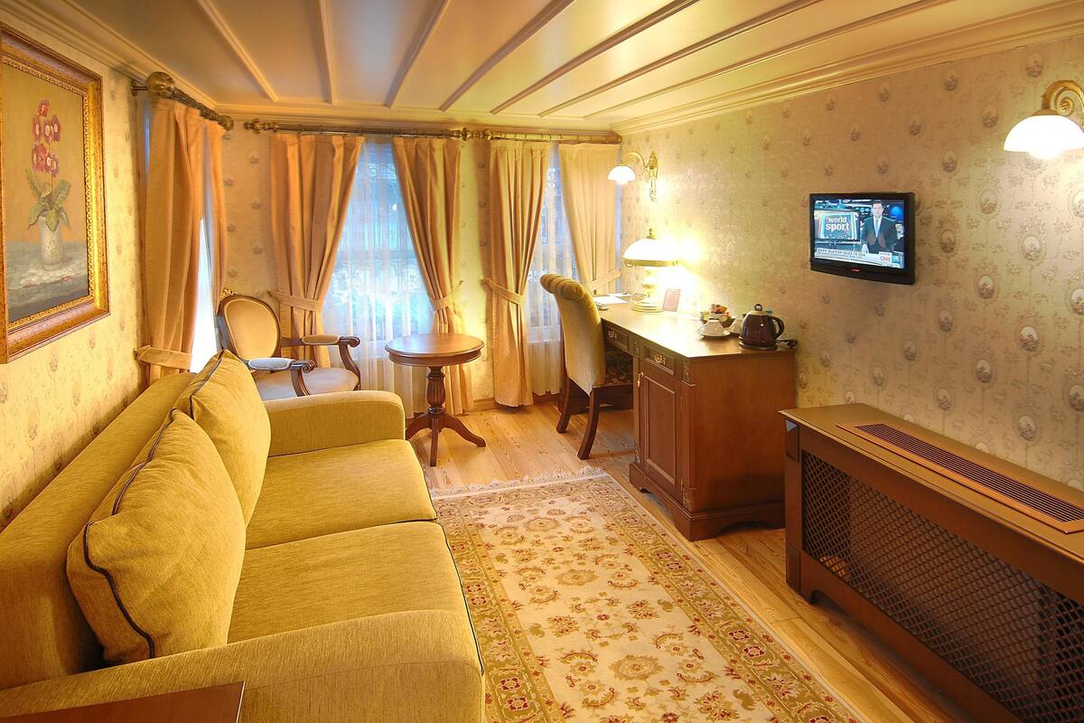 luxury suite, 1 bedroom, non smoking | living area | tv