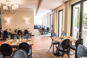 2 restaurantes; se sirve desayuno, almuerzo y cena; cocina regional