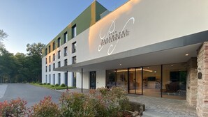 A modern building with a sign reading "Park Hotel Schillerhain." - Parkhotel Schillerhain (Kirchheimbolanden)