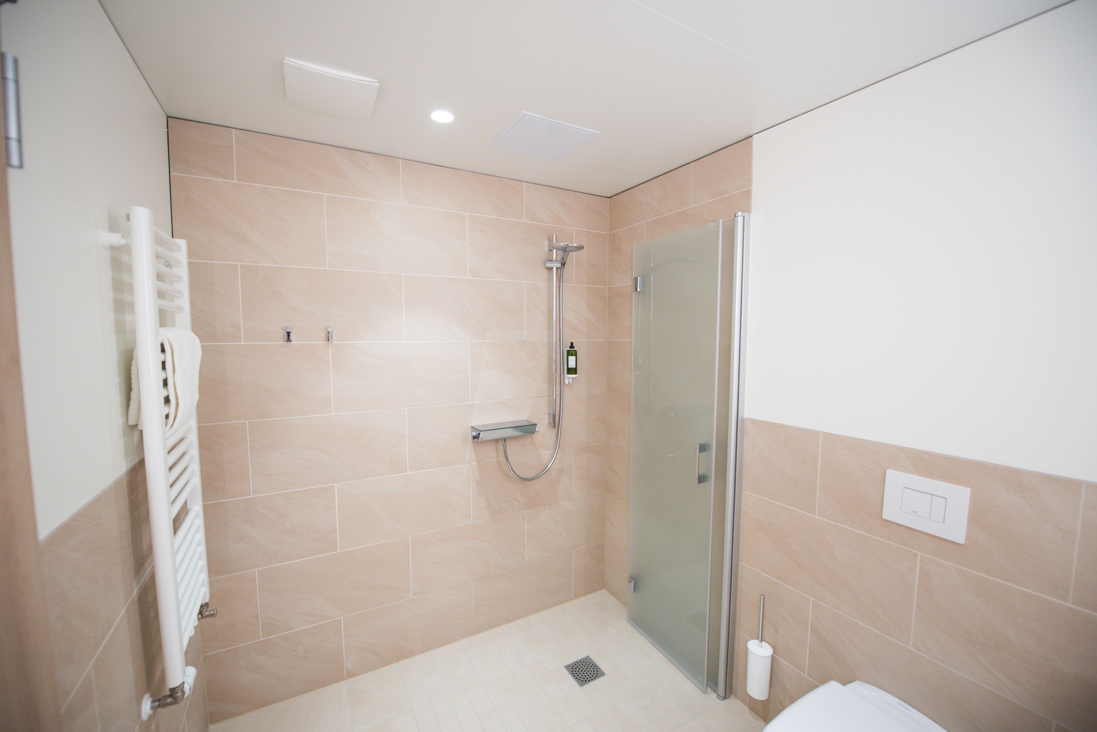 superior double room (traummanufaktur/dreamfactory) | bathroom | shower, free toiletries, hair dryer, bathrobes