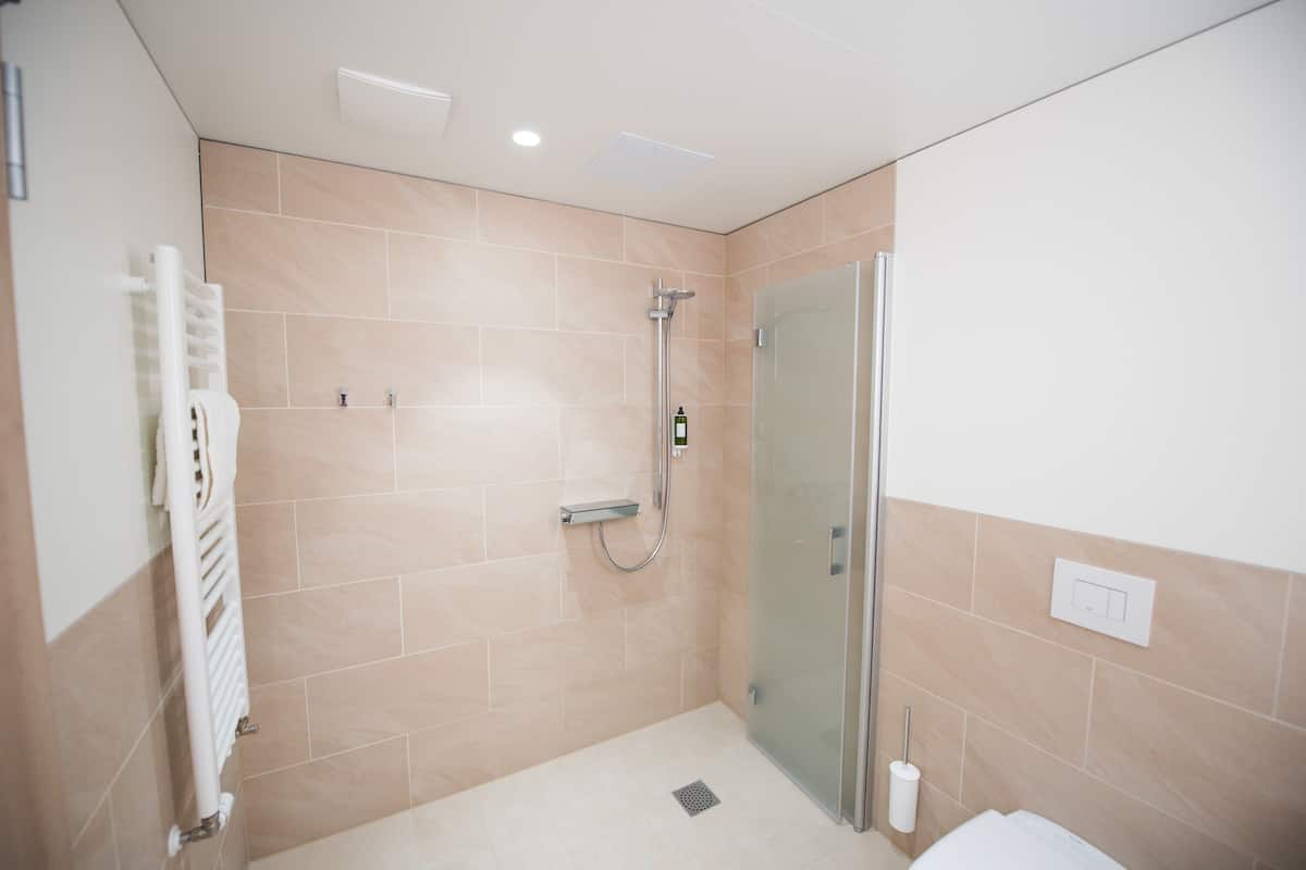 superior double room (traummanufaktur/dreamfactory) | bathroom | shower, free toiletries, hair dryer, bathrobes