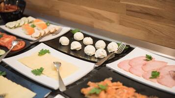 Tägliches Frühstücksbuffet (13.00 EUR pro Person)