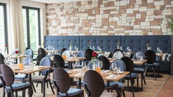 2 Restaurants; Frühstück, Mittagessen und Abendessen werden serviert