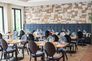 2 restaurantes; se sirven desayunos, almuerzos y cenas
