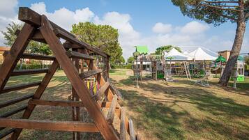 Área de juegos infantiles al aire libre