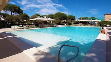 حمّام سباحة خارجي موسمي، مظلات على حمّام السباحة، مقاعد للتشمس