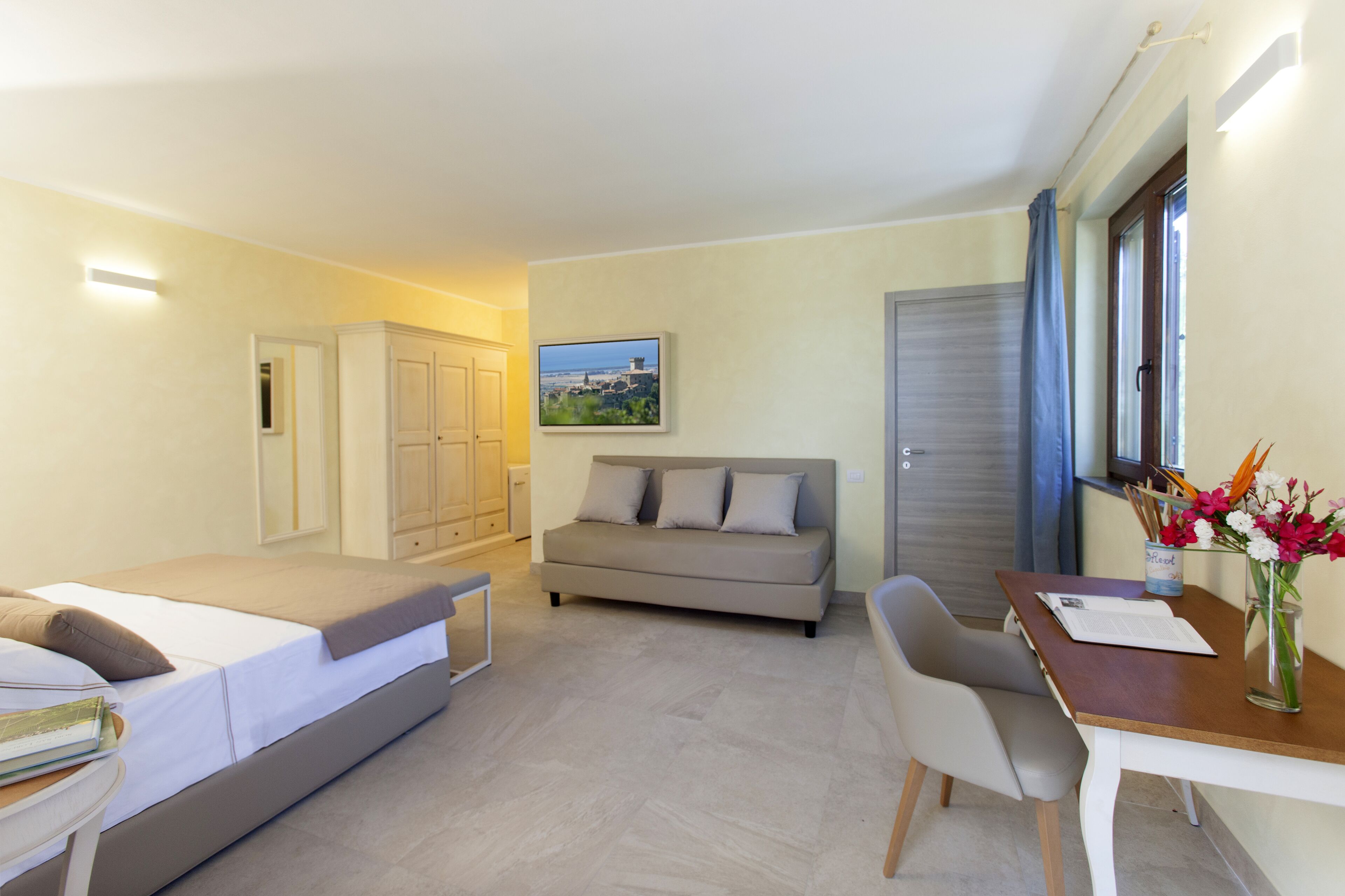 deluxe room | 2 bedrooms, down duvets, in-room safe, individually furnished