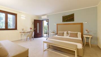 2 عدّة غرف نوم وألحفة محشوة بالريش وخزنة داخل الغرفة وطراز فريد لكل وحدة