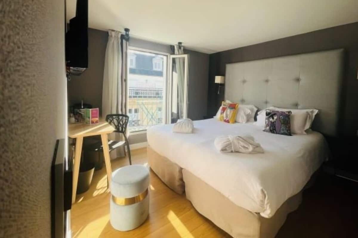 Quarto luxo, sacada | Roupas de cama premium, camas Select Comfort, frigobar