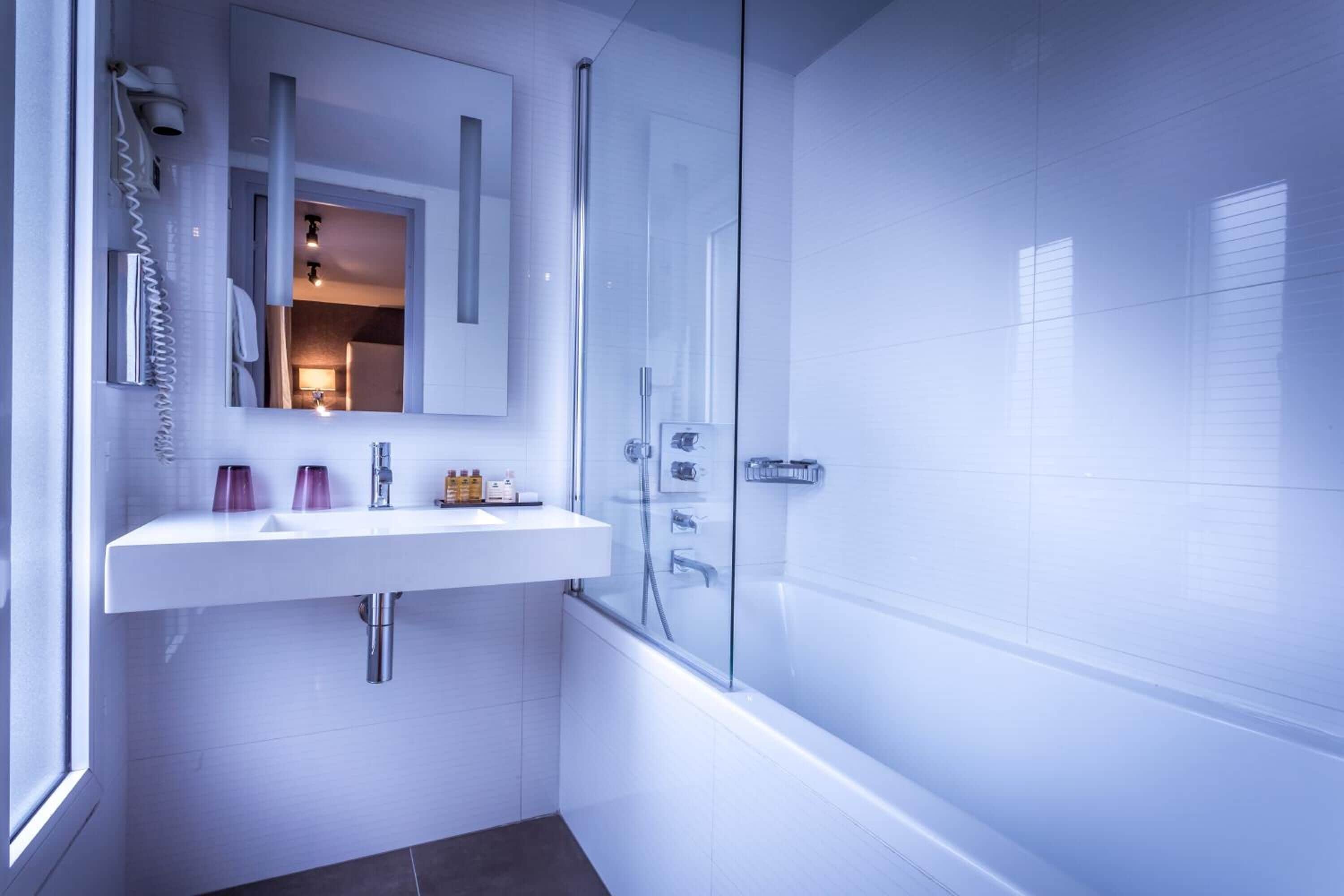 junior suite | bathroom | free toiletries, hair dryer, towels