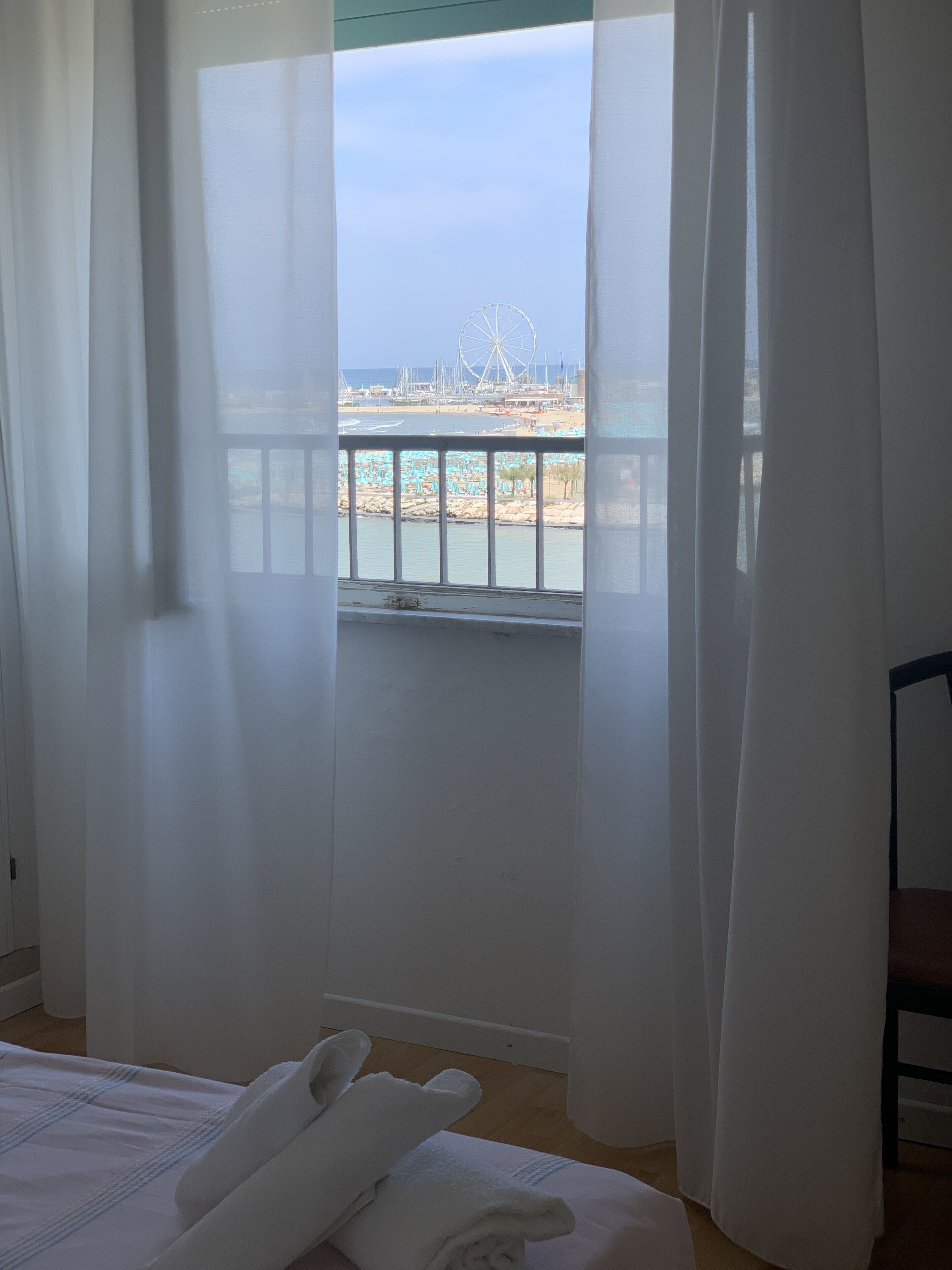 Una scrivania, Wi-Fi gratuito, lenzuola