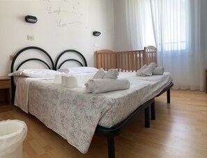Desk, free WiFi, bed sheets - Hotel Laika (Rimini)